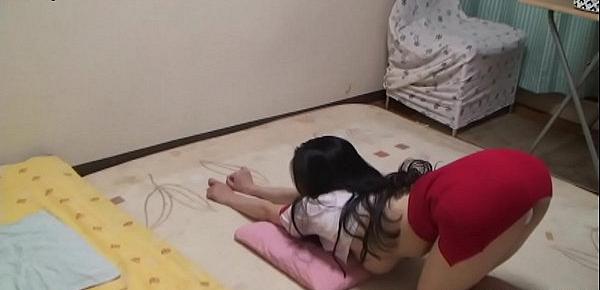  Peeping the Japanese Girl Yoga Exercise